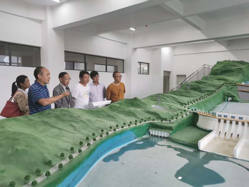 参观水利枢纽模型室.jpg